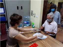 Người dân Thủ đô cảm động nhận tiền hỗ trợ theo gói 62.000 tỷ đồng trong ngày 30/4